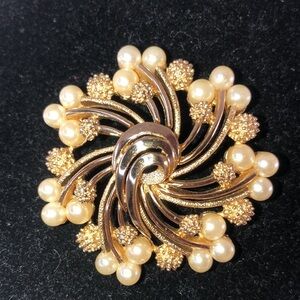 Vintage Crown Trifari Golden Faux pearl Gold Tone Brooch